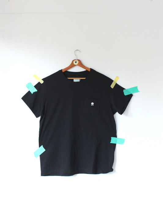 Camiseta Pilar All Eyes Preta Pocket